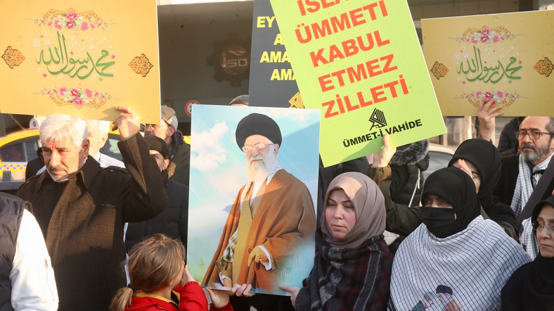 İstanbul'da Charlie Hebdo dergisi protesto edildi..