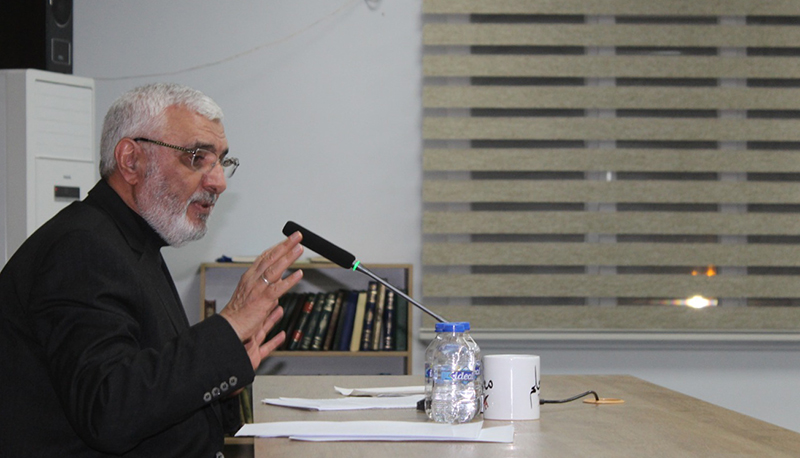 Ali Bulaç Diyarbakır'da 'Müslüman Dünyanın Ahlak Krizi' başlıklı bir konuşma yaptı.