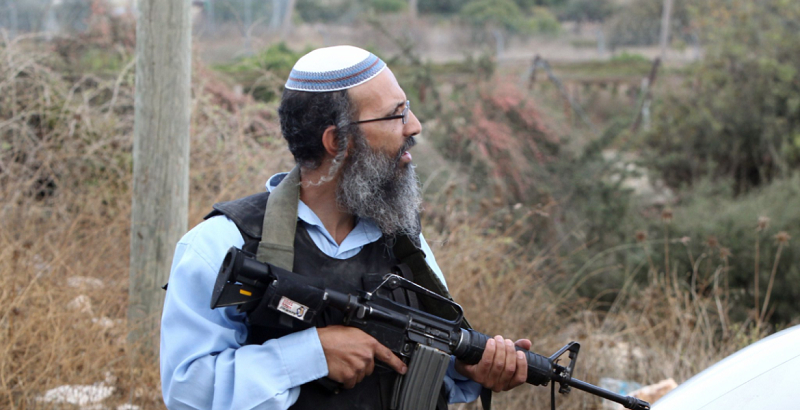 İsrail'de Sivil Yoktur ! Siyonist Yerleşimci Filistinli Adamı Böyle Şehid Etti...
