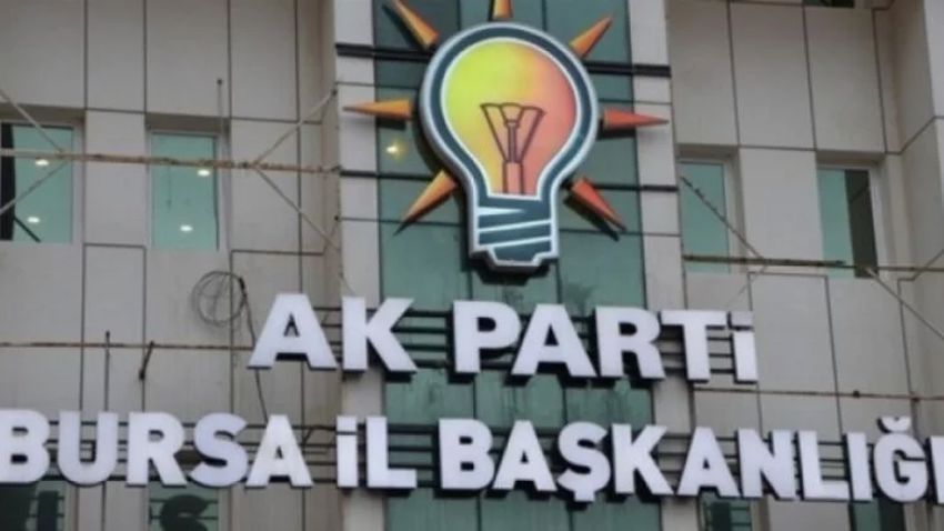 Bursa'da Ak Parti il başkanlığı önünde 
