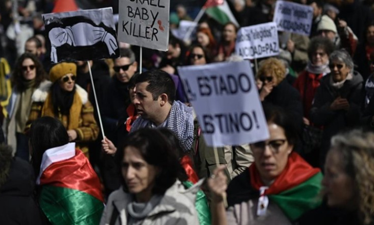 İspanya'da yüz binlerce kişi İsrail'e silah ticaretinin durdurulması için yürüdü...