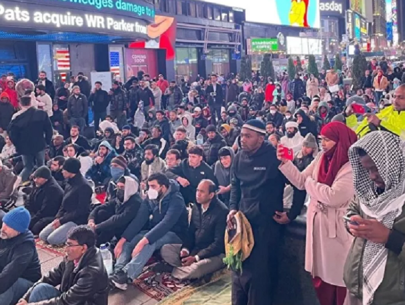 Newyork’taki Times Meydanı'nda ilk defa Müslümanlar Teravih kıldı!